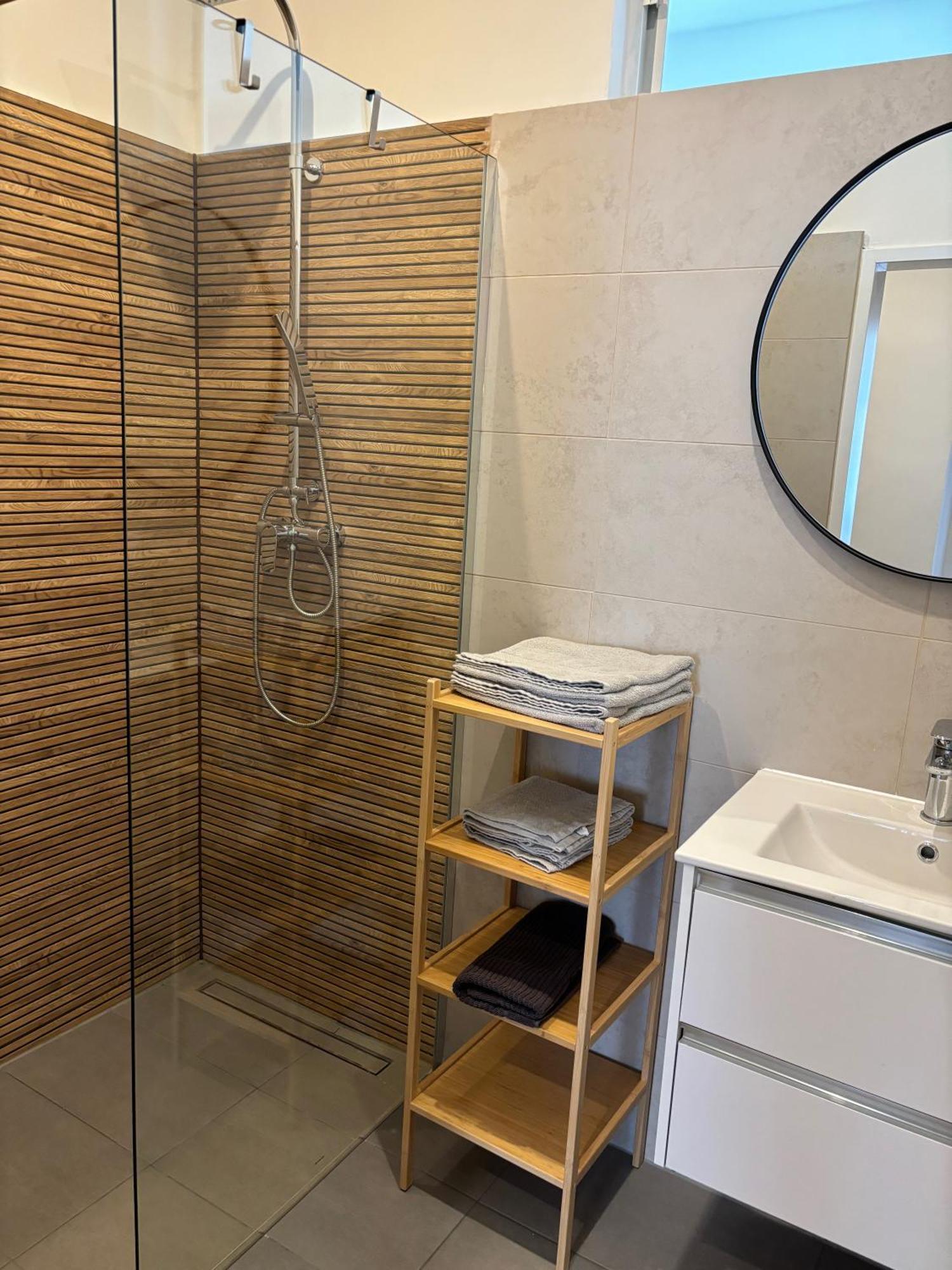 Traumhafte Wohnung Fuer 3, Grosszuegig, Walk In Dusche Vienne Extérieur photo